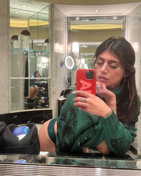 Mia Khalifa quase mostra demais em álbum de fotos picantes.